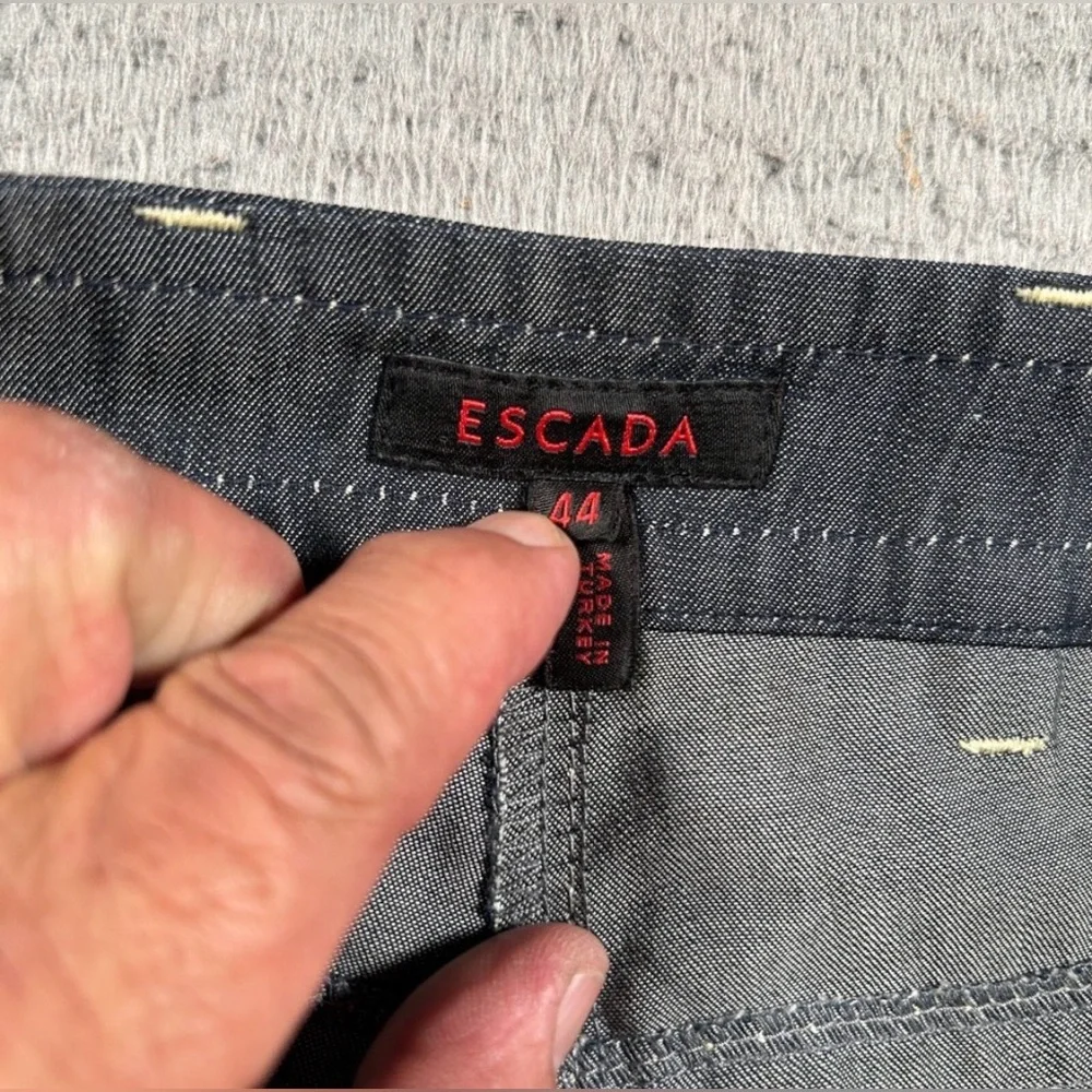 Escada - Picture 4 of 12